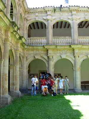 Un grupo de participantes en el patio de Escuelas.